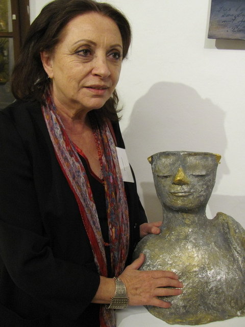 Eva Meloun mit Kunstharzskulptur | Foto: jim clicks