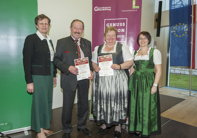 Alfred und Anita Thamhesl (2.v.l.) freuen sich mit Elisabeth Aufner (li.) und Sandra Lehner über die Anerkennung für ihre Produkte. | Foto: Privat