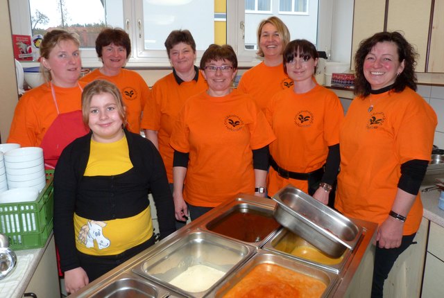 Ortsbauernschaft Hofkirchen: Rosemarie Dallinger, (Kind: Leonie Schwamberger),  Helene Kumpfmüller, Anni Schwamberger,  Ortsbäurin  Christine Schwamberger , VS-Dir. Doris Voraberger, Martina Groissböck, Ortsbäurin-Stellvertreterin Doris Pichler