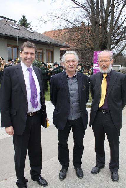 Der Vorstand der Passionsspiele Erich Gosch (links) und Alfred Scharl (rechts) mit Felix Mitterer (Bildmitte).