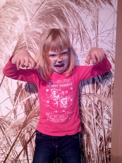 Claudia als eine "gefährliche" Wildkatze.