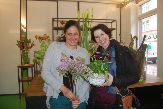 Blumen mit sozialem Aspekt gibts in unverblümt Lok von Sandra Sarmiento.