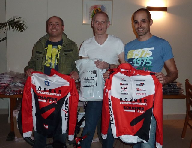 Vereinspräsident Heinz Körrer, Martin Hönigsberger und Obmann Ing. Martin Körrer präsentierten die neuen Dressen im „Piestro“.