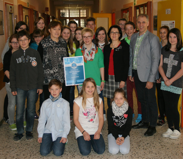 Die Chorleiter der NMS Birkfeld (v.l.n.re.) Landeschorleiterin-Stellvertr. Ingrid Mayer, Teresa Steiner, Waltraud Derler und Dir. Siegfried Rohrhofer mit Schüler/innen der Musikmittelschule Birkfeld. | Foto: NMS Birkfeld