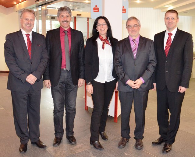 Geschäftsstellenleiter Egon Neuner, Direktor Mag. Dietmar Auckenthaler, Katharina Greiderer, Direktor Mag. Anton Prock und Michael Deutsch (v. links) | Foto: Foto: Sparkasse