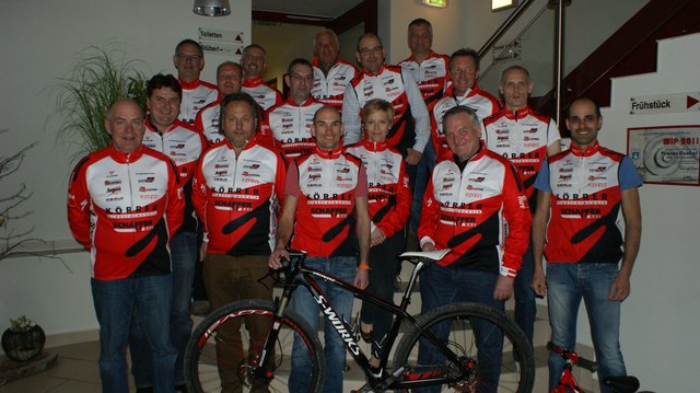 RC Elektrotechnik Körrer:
v.l.n.r.: Leo Scheibenreif, Arno Hauer, Karl Kernbeis, Johann Obermann, Bmstr. Friedrich Schaffer, Manfred Ruprechter, Johann Kernbeis, Heinz Körrer sen., Johannes Körrer, Oliver Dorfmeister, Angelika Dorfmeister, Walter Schweng, Alfred Treiber, Gerhard Schaffrian, Martin Hönigsberger und Obmann Ing. Martin Körrer.