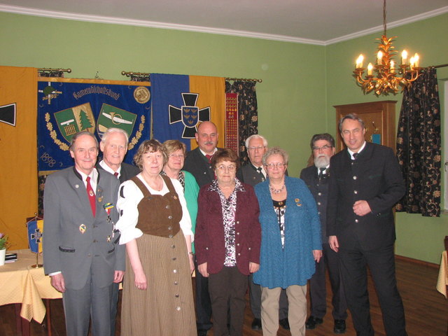 Bgm Schmidl-Haberleitner, VzPräs. Johann Brandtner,
Kassierin Renate Deim, Obmann Ernst Stummvoll, Finanzprüferin Susi Furtner, Obmann Franz Deim, Finanzprüferin Grete Hosemann, Schriftführerin Gabriela Thaler, VzBgm Johann Baumgartner, Fahnenträger Johann Hosemann | Foto: privat