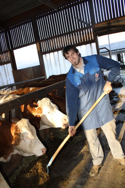 Kennt seine Tiere beim Namen: Landwirt Franz Erber aus Petzendorf