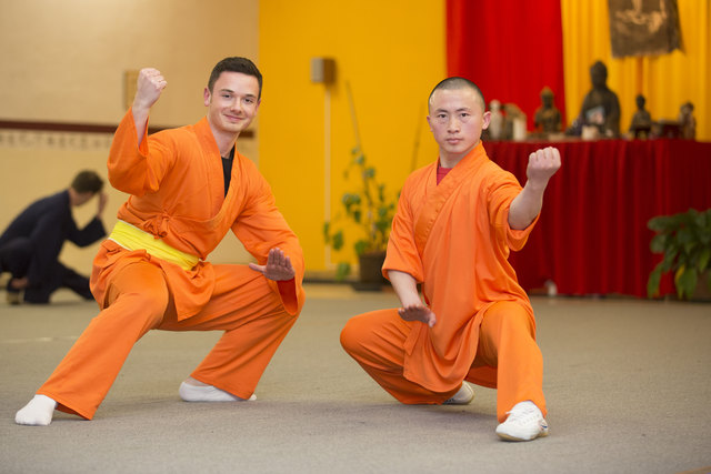 Da war die Welt noch in Ordnung: WOCHE-Reporter Philipp Kessler posiert mit Kung Fu Meister Shi Heng Zhan. | Foto: Victory
