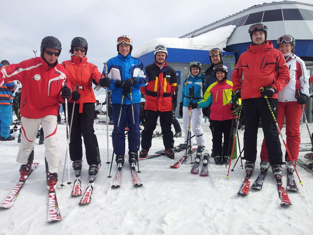 BU: Die Greuther Pistenflitzer mit Obmann Dietmar Schäfermeier (l) „tanzten“ zum Saisonabschluss über die Pisten des Nassfeld