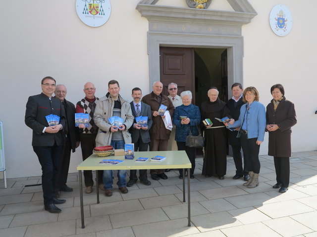 Präsentierten die neue Gästebroschüre: Gilbert Lang, Johann Stoschka, Raphael Rindler, Martin Schrammel, Martin Kropf, Peter Graf, Emil Gombotz, Maria Potzmann, Anton Bruck, Anton Baierl, Elisabeth Hofbauer und Lilly Graf (von links). | Foto: Tourismusverband Güssing