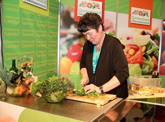 Gabi WIld-Obermayr mixte einen Vitamincocktail. | Foto: Helmut Klein