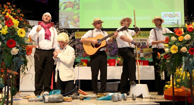 Se oritschinel Goatnzauns sorgten für beste Unterhaltung, etwa als Dj Ötzi (l.) und Hansi Hinterseer (2.v.l.) verkleidet. | Foto: Helmut Klein