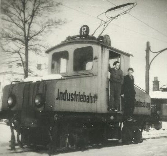 Eine Elektrolokomotive  der Industriebahn im Einsatz in Wilhelmsburg. | Foto: Herold