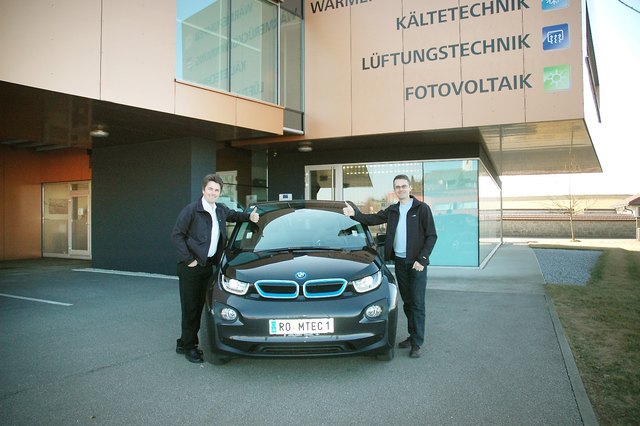 Die Geschäftsführer Klemens und Dominik Mittermayr mit dem neuen BMW i3 vor dem Firmengebäude (v.l.). | Foto: Foto: M-Tec