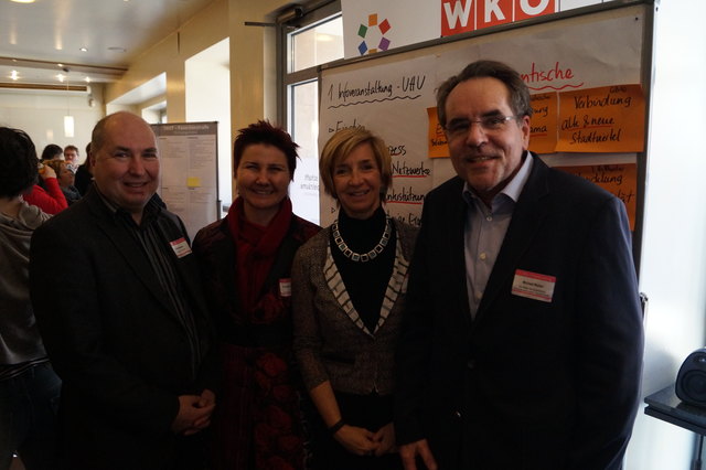Bezirksrat Peter Vopava, Einkaufsstraßen-Managerin Theresia Walter-Fend, Wirtschaftskammer-Stadtplanerin Andrea Faast und Unternehmer Michael P. Walter (v.l.n.r.) diskutierten bei der UHU-Informationsveranstaltung die Zukunft des Bahnhofviertels.