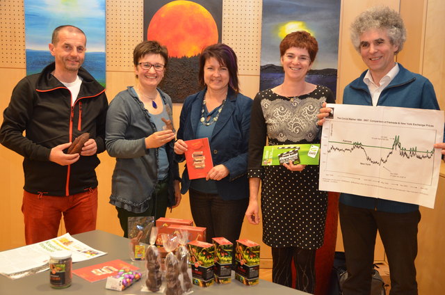 Die Veranstalter und Mitwirkenden beim Filmabend in der Mittelschule; v.l.: Gottfried Pfaffenbichler, Lucia Deinhofer und Brigitte Hofschwaiger vom Bildungszentrum, Angela Zemanek-Hackl und Hermann Wagner vom Weltladen Waidhofen/Ybbs.