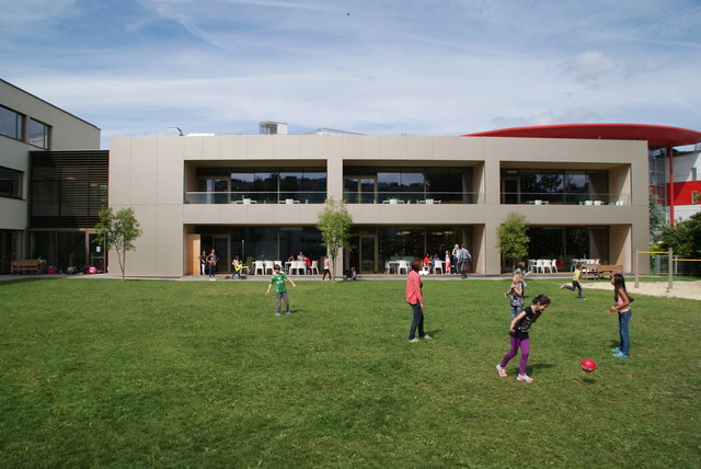 Holzbau spielt vor allem im Communitybau, also Schulen, Horte, Gemeindezentren etc., eine große Rolle. Hier die Robinsonschule in Linz. | Foto: proHolz