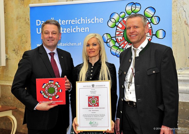 Umweltminister Andrä Rupprechter überreichte das Umweltzeichen an Christa und Reinhard Hübner. | Foto: Zugschwert