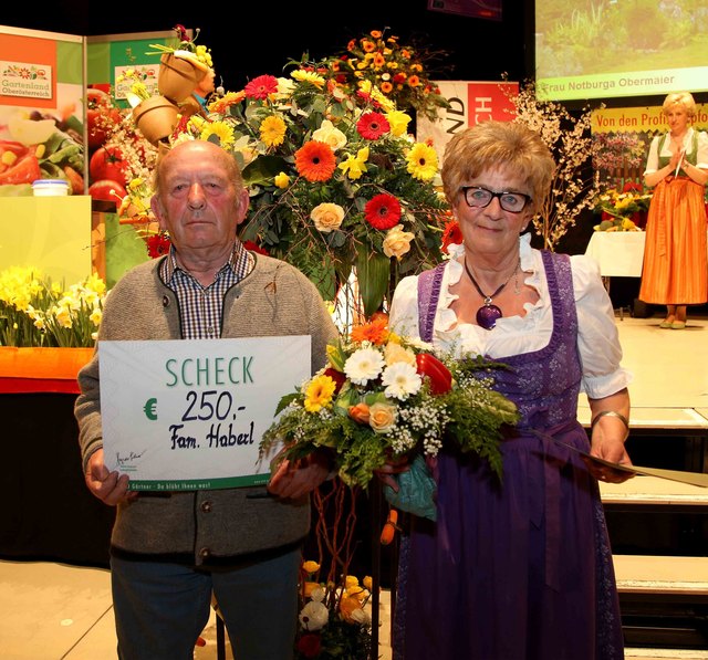 Elfriede und Karl Haberl aus Schörfling siegten in der Kategorie "schönstes Wohnhaus". | Foto: Helmut Klein