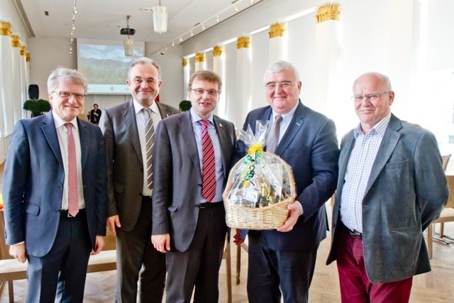 Verbindungen zwischen Linz und Bad Ischl: Der neue Linzer Bürgermeister Klaus Luger, Stadtpfarrer Christian Öhler, Bürgermeister Hannes Heide, Altbürgermeister Franz Dobusch und Pfarrer Franz Peter Handlechner. | Foto: Lenzenweger