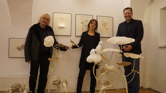Gabriele Werner und Heinz Steiner mit Kulturreferent Hermann Großschedl bei der Vernissage.