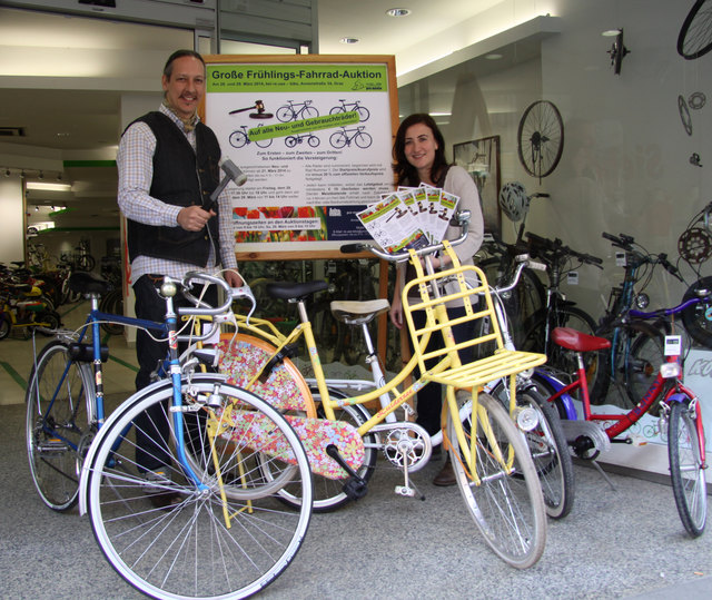 Robert Pichler und Mag. Cornelia Zelzer von re.use - bike bringen bei der 1. Fahrrad-Versteigerung
alles unter den Hammer