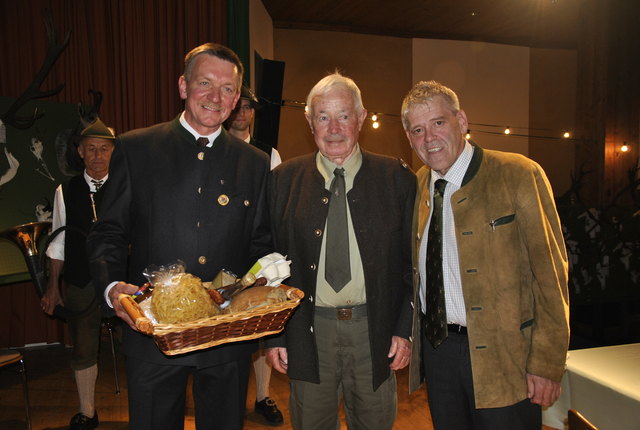 Gratuliert wurde auch Stefan Mayr, der mit 90 Jahren wohl der älteste Jäger des Bezirks ist. | Foto: Foto: Eberharter