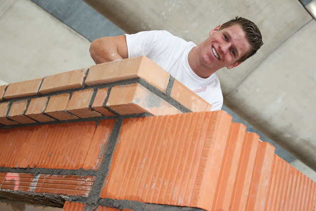 Am Tag der offenen Tür kann man in den Beruf des Maurers schnuppern | Foto: Sabine Thöne