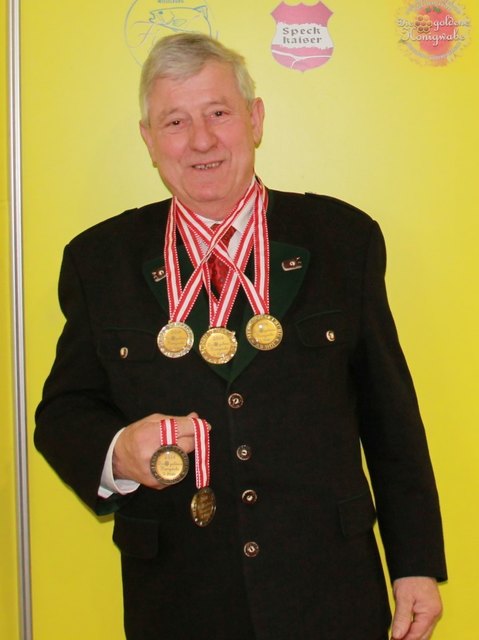 Der seit 50 Jahren aktive und erfolgreiche Imker Hermann Zapfl