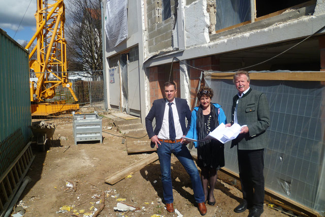 Auf der Baustelle bei der alten Musikschule: Amtsleiter Hubert Madrian, Familienstadträtin Wilma Warmuth und Bürgermeister Manfred Mitterdorfer | Foto: KK