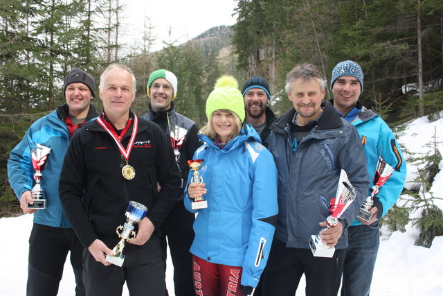 Bezirkscupsieger: Christian Mark, Manfred Denoth, Thomas Breuss, Lisa Walch, Florian Achenrainer, Hermann Mark und Andreas Denoth. | Foto: Cornelia Achenrainer