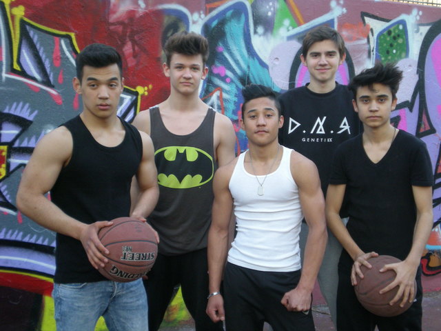 Ali, Leon, Momo, Gabriel und Alex (v.l.) spielen jeden Tag Basketball im Esterhazypark und freuen sich über die Sanierung.