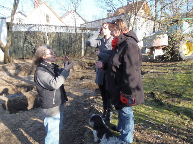Besprechung auf der Spielplatzbaustelle in Pottenstein: Dr. Eva Schütz (Verein Pottenstein i steh' auf di), Christina Reisenbauer (Elternprojektgruppe), DI Birgit Pongratz (Spielplatzbüro NÖ, v.li.n.re.)
