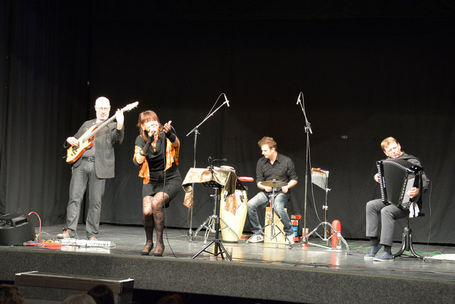 Applaus für Reinhold Kogler, Rebecca Anouche, Toti Denaro und Manú Mazé (v.l.).