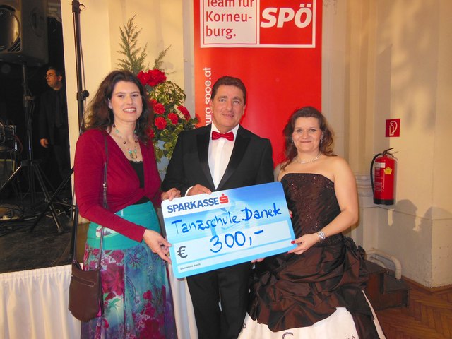 Vizebürgermeister Robert Zodl und Manuela Danek (re) überreichten den Scheck an Monika Lichnovsky.