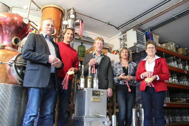 Osttirols prämierte BrennerInnen: Josef Mair, Rudolf Schwarzer, Adolf Berger, Elke Obkircher und Martina Kuenz (v.l.)