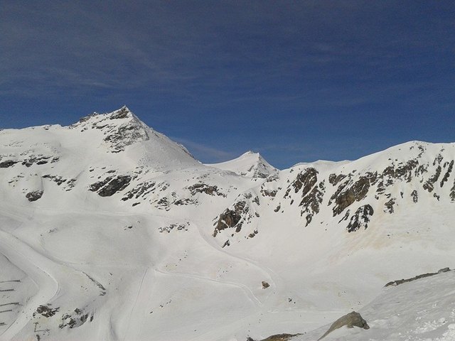 Bildmitte: Der HoheSonnblick (im Hintergrund)