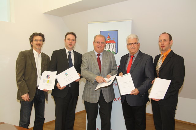 Traiskirchen Stadtväter (in der Mitte der scheidende Bürgermeister Fritz Knotzer) mit dem Rechnungsabschluss 2013. | Foto: muzka