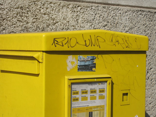 Vollgeschmiert wurde dieser Briefkasten. Ebenfalls am Spitz.