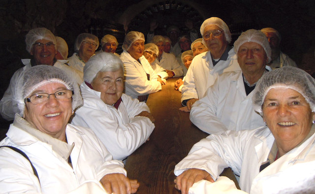 Die Margarethner Senioren im Arzberger Käsestollen. | Foto: kk