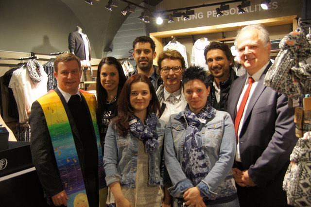 Jutta Pemsel (Mitte) mit Shop-Leiterin Taibe Feta (3.v.l.), Thomas Sauerwein (Tom Tailor)