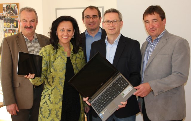 Sie fordern ein Ende der "weißen Flecken" im Bezirk: Wilhelm Müller, LR Michaela Resetar, Walter Pfeiffer, Gernot Mager und Franz Wachter