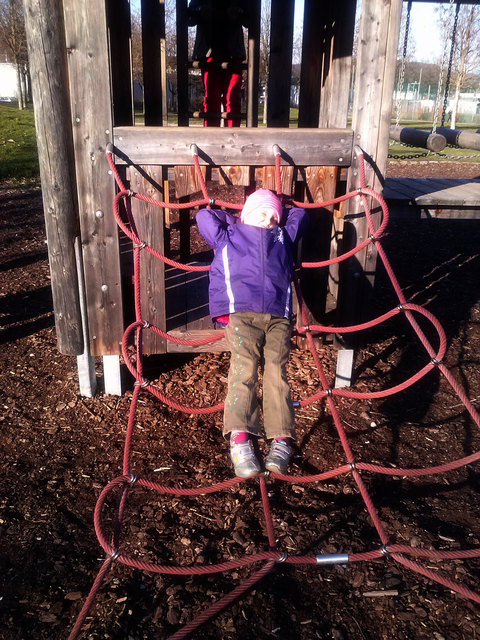 Claudia hat einen entsprechenden Platz gefunden und genießt es....am Spielplatz Welzenegg!