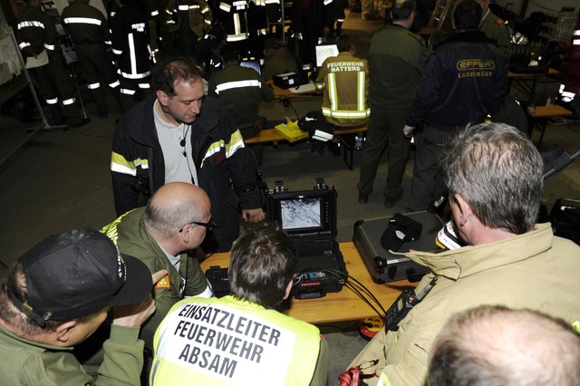 Die Aufnahmen der Spezialkameras des Polizeihelis werden direkt in die Einsatzleitung übertragen. | Foto: ZOOM-Tirol