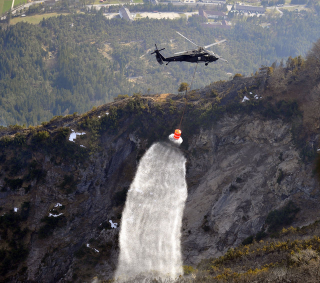Regenmacher: Der Löschbehälter des Black Hawk-Hubschraubers des Bundesheeres fasst 3000 Liter Wasser | Foto: ZOOM-Tirol