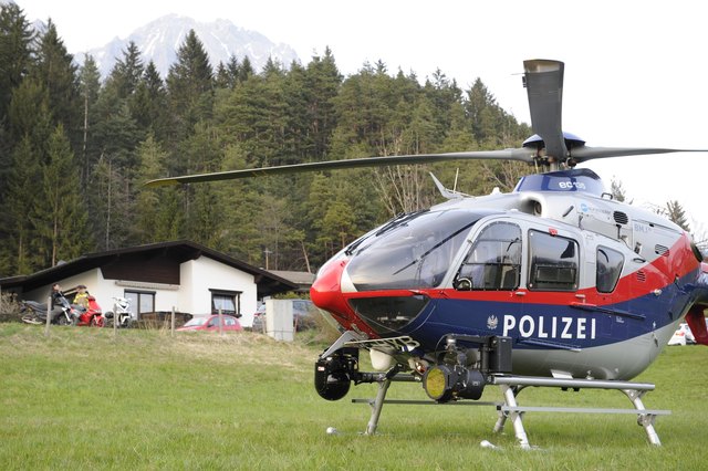 Der Polizeihubschrauber ist mit Spezialkameras ausgerüstet. | Foto: ZOOM-Tirol