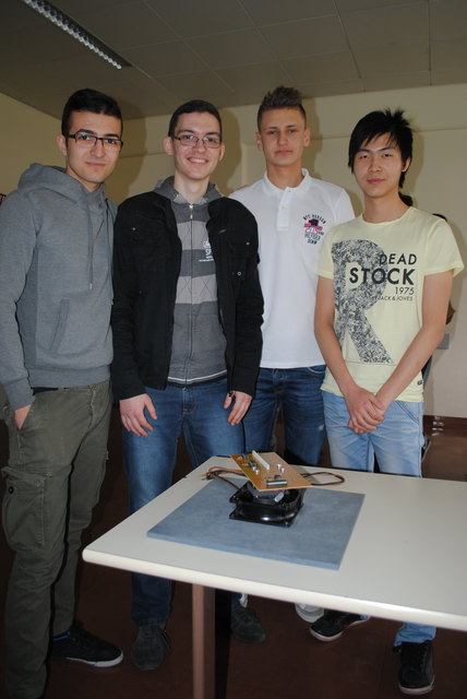 Denis Besina, Marcus Twcas, Semir Catic und Jingsen Xu, Schüler der 3AHEL, haben die Propellerclock, mit der sie den 5. Platz in der Kategorie "Profi-Level" machen konnten, entworfen. | Foto: Franziska Bukowsky