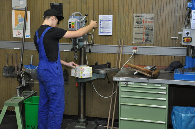 Die Schüler der 1B HME beim Anfertigen ihrer Preisgekrönten Tetra-Bags, Handtaschen, wie sie nachhaltiger und stylischer kaum sein könnten! | Foto: HTL Wien 10