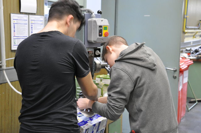 Die Schüler der 1B HME beim Anfertigen ihrer Preisgekrönten Tetra-Bags, Handtaschen, wie sie nachhaltiger und stylischer kaum sein könnten! | Foto: HTL Wien 10